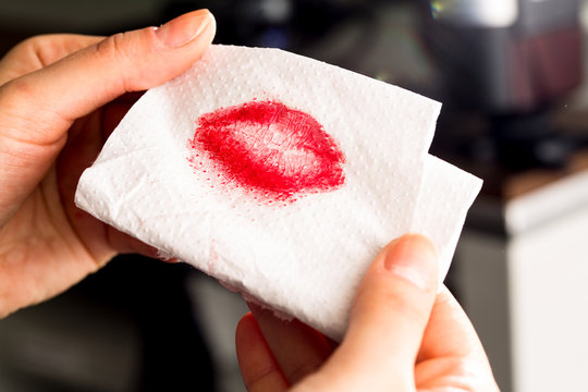Bacio stampato con rossetto rosso