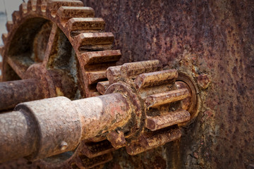 vecchi ingranaggi arrugginiti