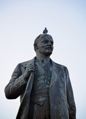 Памятник В.И. Ленину с сидящим на нем голубем