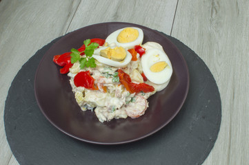 plato de ensaladilla,comida casera real totalmente natural y comestible.