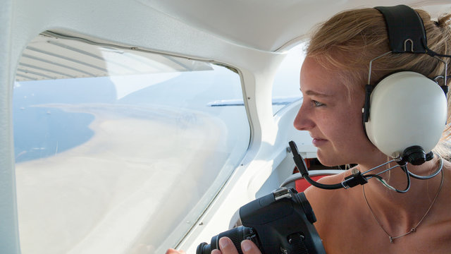 Fotografin in Flugzeug &uuml;ber Nordsee