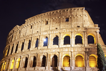Naklejka na ściany i meble Colosseum at night