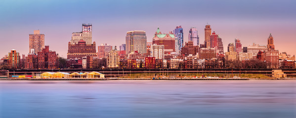Naklejka premium Brooklyn skyline panorma under a sunset light.