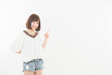 指差す女性