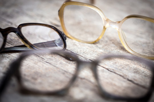 Alte Hornbrillen oder Nerdbrillen auf Holztisch, Nahaufnahme