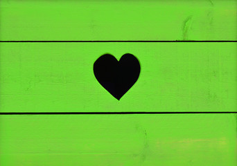 Cœur sur fond bois peint en vert