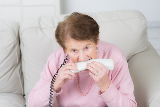 alte demente frau bei&szlig;t in den telefonh&ouml;rer