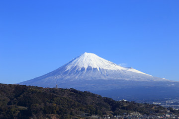 冬の冠雪した富士山と青空
