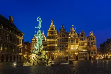 Foto op Canvas Gildehuizen in Grote Markt (Big Market Square) in de oude binnenstad van Antwerpen, België bij schemering © ptashkan