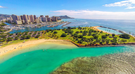 Aerial view of Magic Island Beach Park, Waikiki hotels, and Diamond Head - obrazy, fototapety, plakaty