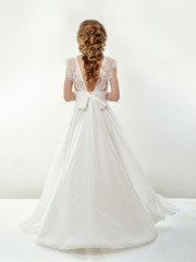 Fototapeta na wymiar Beautiful bride in a luxurious wedding dress