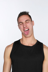 Portrait d'un jeune homme sur fond blanc faisant des grimaces