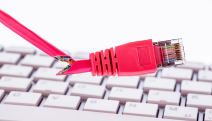 Defektes Netzwerkkabel auf Tastatur