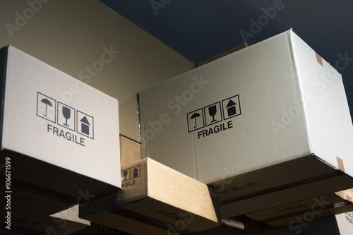 Pacchi fragili pronti alla spedizione