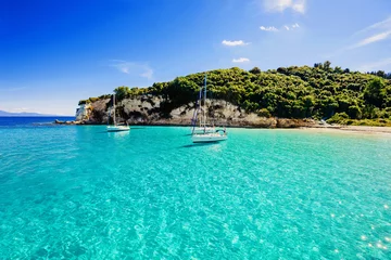 Selbstklebende Fototapete Tropischer Strand Segelboote in einer schönen Bucht, Insel Paxos, Griechenland