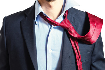 uomo elegante con cravatta e camicia in disordine