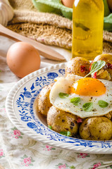 Baked potato with chili and fried egg