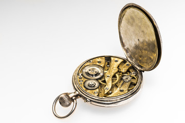 Offenes Uhrwerk einer alten Taschenuhr aus dem 19. Jahrhundert auf weißem Grund
