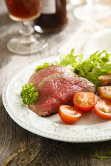 Roastbeef with green salad and vegetables