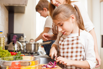 Cuisine familiale. Maman et enfants dans la cuisine