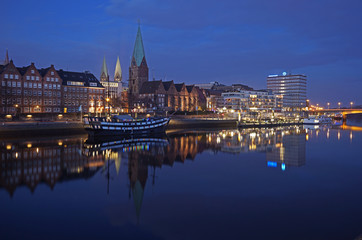 Fototapeta na wymiar Ansicht auf Bremen am Abend