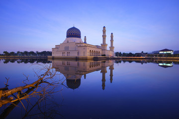 Fototapeta premium Blue hour scene at Kota Kinabalu Mosque, Sabah Borneo, Malaysia.