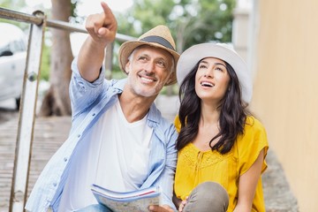 Obraz premium Man pointing with woman and map