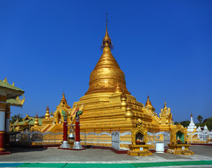 Fototapeta premium Golden pagoda in Kuthodaw temple in Mandalay