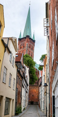 Hochformat Panorama Lübecker Gasse und Ansicht der Marienkirche