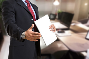 uomo elegante stringe la mano per firma del contratto