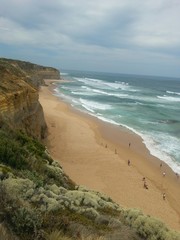 Leute am Strand der Gibson Steps, Great Ocean Road Australien