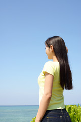 Obraz premium 海を眺める女性