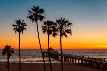 Photo sur Plexiglas Plage et mer Plage de Californie au coucher du soleil. Palmiers sur la plage de Manhattan au coucher du soleil et de la jetée, Los Angeles, Californie.