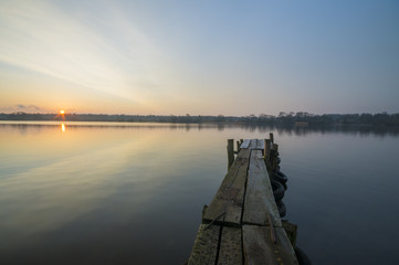 Bajkowy wschód słońca nad jeziorem