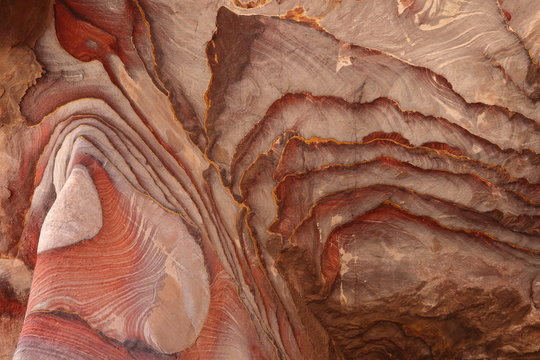 Les roches multicolores en grès à Pétra – Jordanie