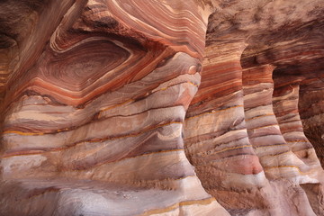 Les roches multicolores en grès à Pétra – Jordanie