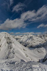 Fototapeta na wymiar Zima w Tatrach ,szlak z Doliny Pięciu Stawów Polskich na Szpiglasowy Wierch