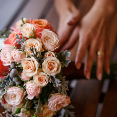 Obraz na płótnie Canvas Bride holding stylish wedding bouquet