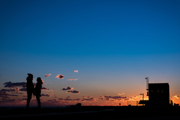 Fototapeta na wymiar Couple at the sea at sunset
