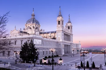 Foto op Plexiglas Almudena kathedraal in Madrid, Spanje in de schemering © basiczto