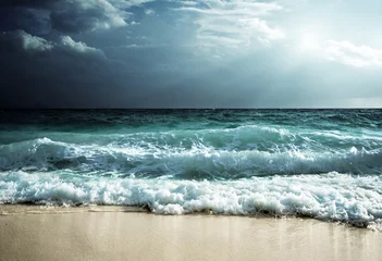 Papier Peint photo autocollant Eau vagues à la plage des Seychelles