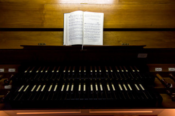 Orgel mit Noten und Klaviatur

