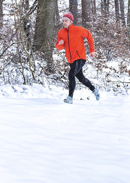 Germany, Baden-Wuerttemberg, Holzberg, man jogging in snow