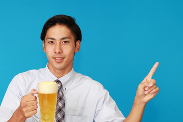 ビールを飲む笑顔のビジネスマン