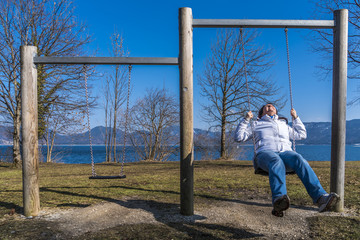 Schaukel weckt Glücksgefühle einer jungen Frau