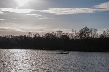 Obraz premium Motorboot auf dem Baldeneysee