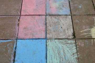 Hüpfkästchen auf Steinplatten mit Kreide gemalt