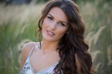 Naklejka premium Beauty Portrait einer Frau im Sommer Look