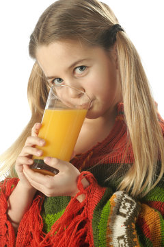 Jeune fille boit jus d'orange