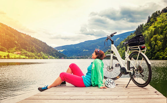 woman with e-bike resting beside a beautiful lake-e-power 17